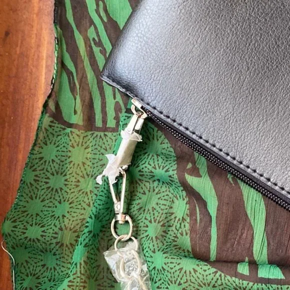 Forever 21 Black Vegan Leather Shoulder Bag with Silver-Tone Metal Chain Strap - Picture 2 of 5